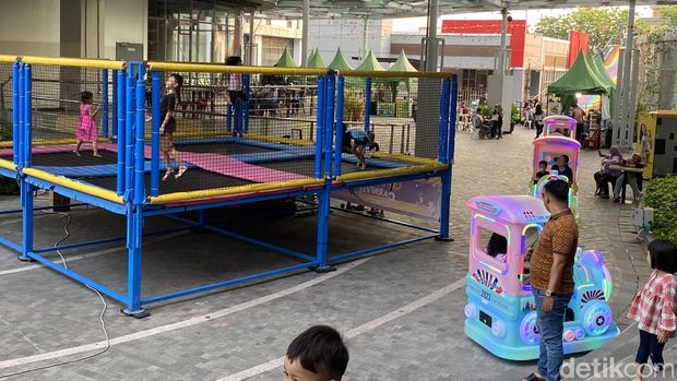 Ada yang baru nih Rek di Marvel City Surabaya! Ada banyak wahana permainan menarik yang bisa dicoba, salah satunya rainbow slide.