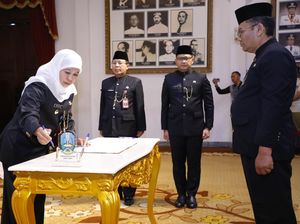 Pesan Khofifah Saat Lantik 184 Kepala Sekolah SMA/SMK/SLB se Jatim