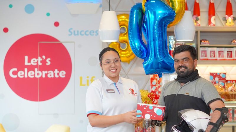So Sweet! Toko Kue Ini Bagikan Kue Gratis Untuk Ojol yang Ulang Tahun