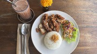 Ada menu andalan sekaligus menu terlaris dari Huma Cafe yang wajib traveler cicipi. Chicken teriyaki, tempura fried rice, dan grilled chicken mushroom menjadi menu makanan andalan dari Huma Cafe. (Ni Made Nami Krisnayanti/detikTravel)
