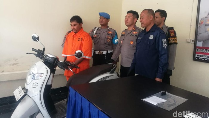 I Komang Swardika, pelaku pencurian sepeda motor dihadirkan saat konferensi pers di Polsek Denpasar Utara.