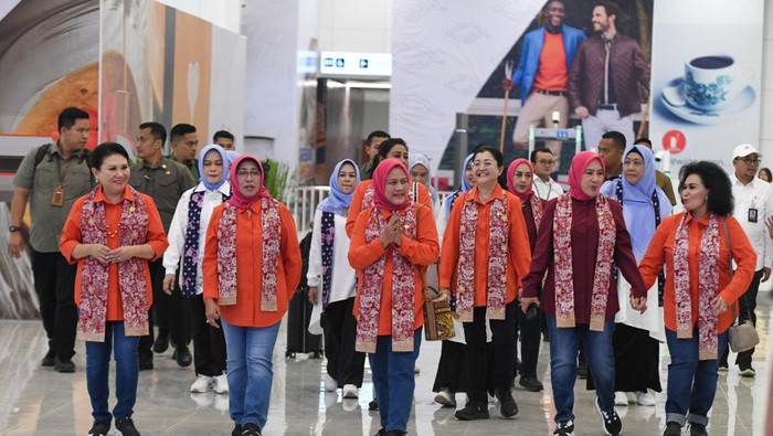 Iriana menjajal Kereta Cepat Whoosh (Dok. Situs Setkab)