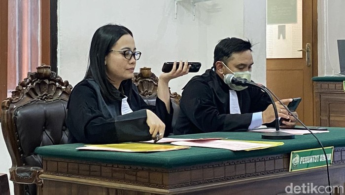 Jaksa Penuntut Umum Estik Dilla Rahmawati saat membacakan dakwaan terhadap sarjana hukum penipu jual beli tanah.