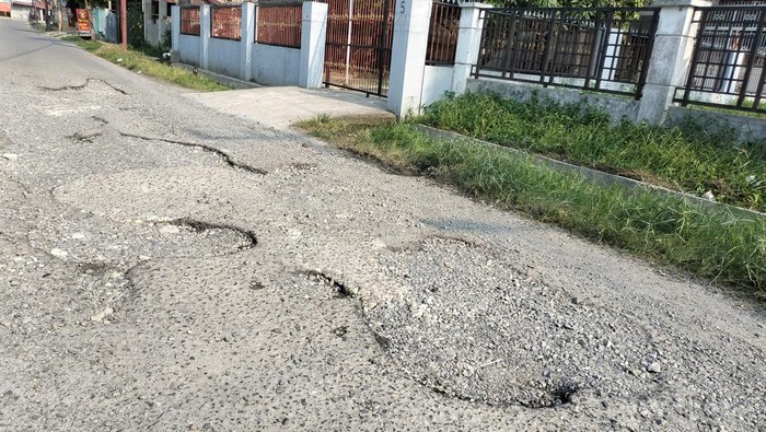 Jalan Karya Bakti Tembung, Medan yang berlubang. (Felicia Gisela br Sihite)