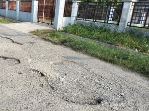 Pengendara Keluhkan Jalan Karya Bakti Medan yang Berlubang