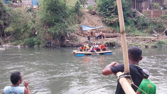 Jembatan Mergosono Kota Malang Ditutup, Warga Swadaya Buat Getek untuk Penyeberangan