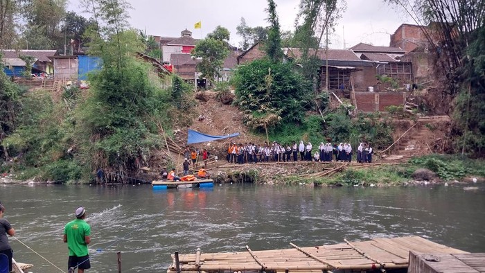 Jembatan Mergosono Kota Malang Ditutup, Warga Swadaya Buat Getek untuk Penyeberangan
