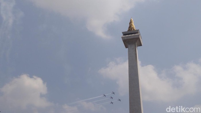 Jet tempur menari-nari di langit Jakarta (Brigitta/detikcom).