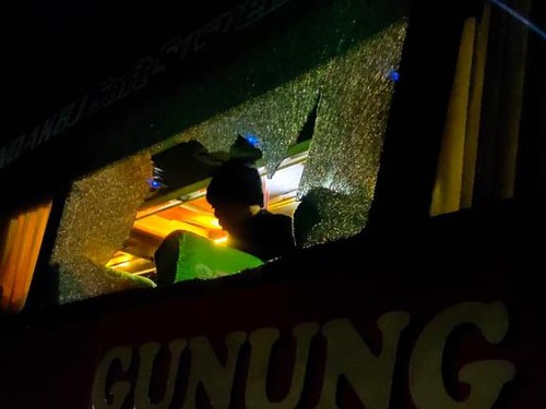 Kaca bus Gunung Harta yang dilempar batu di Jalan Denpasar-Gilimanuk, Minggu (1/9/2023). (dok. Polres Jembrana)