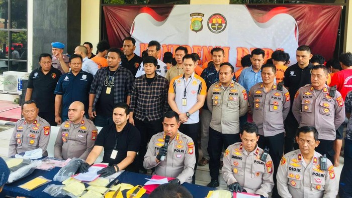Kapolres Metro Bekasi Kombes Twedi Aditya Bennyahdi saat memberi keterangan pers didampingi Kasat Reskrim AKBP Gogo Galesung, dan jajaran.