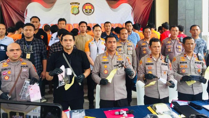 Kapolres Metro Bekasi Kombes Twedi Aditya Bennyahdi saat memberi keterangan pers didampingi Kasat Reskrim AKBP Gogo Galesung.