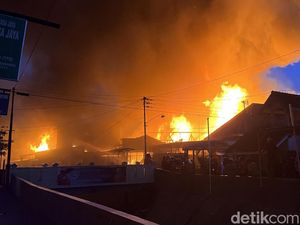 Ngeri Kebakaran Gudang-Belasan Rumah di Kampung Padat Joyosudiran Solo
