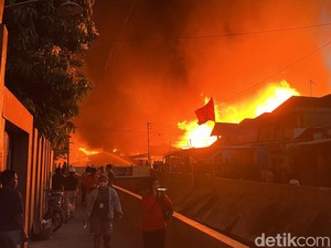 Kebakaran Gudang Rongsok di Joyosudiran Solo Merembet ke Rumah Warga!