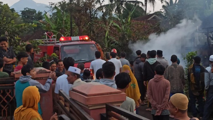 Kebakaran Dua Rumah warga di Kampung Pasirjeungjing, Desa Lengkongjaya, Kecamatan Cigalontang, Kabupaten Tasikmalaya, Jawa Barat, Selasa (3/10/23)