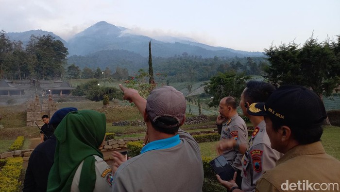 Kebakaran Gunung Lawu terlihat dari Candi Cerho, Karanganyar, Selasa (3/10/2023).