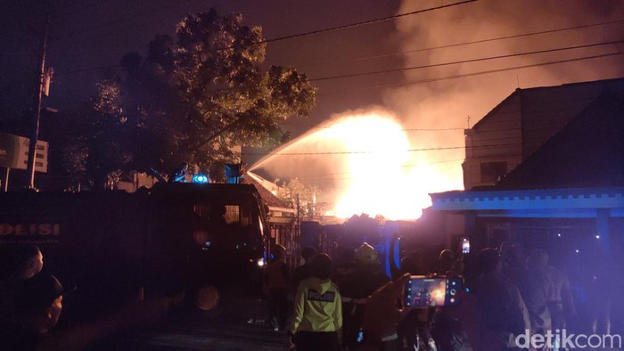 Kebakaran gudang rosok di Solo.