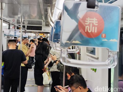 Kendaraan umum di Shanghai, China, seperti bus trem dan MRT.