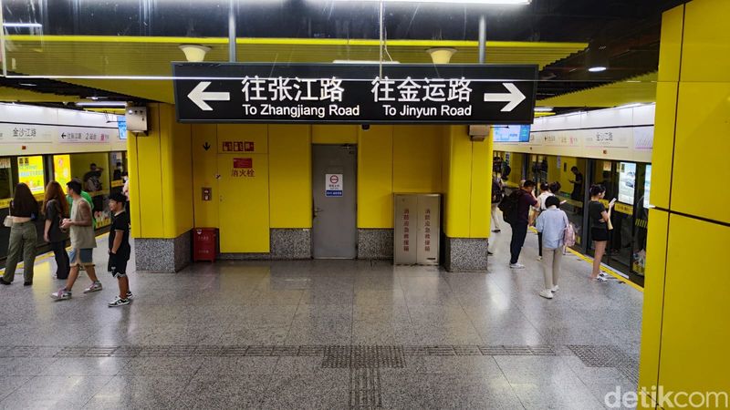 Kendaraan umum di Shanghai, China, seperti bus trem dan MRT.
