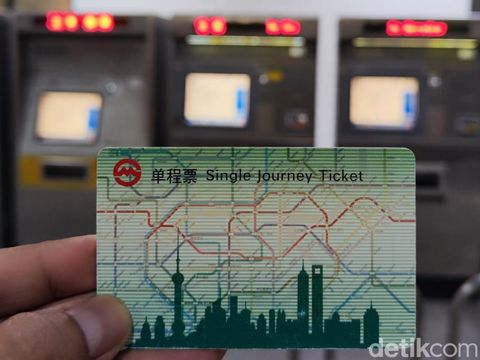 Kendaraan umum di Shanghai, China, seperti bus trem dan MRT.