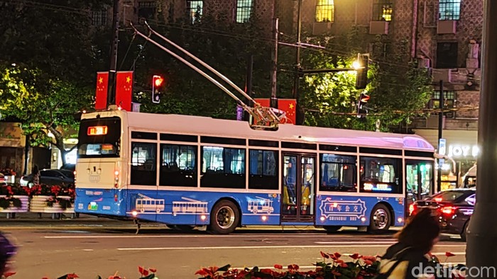 Kendaraan umum di Shanghai, China, seperti bus trem dan MRT.