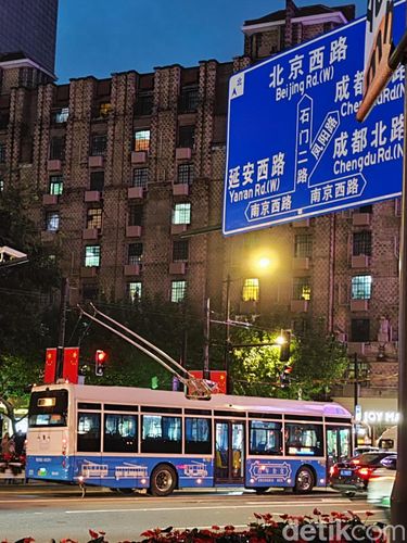 Kendaraan umum di Shanghai, China, seperti bus trem dan MRT.