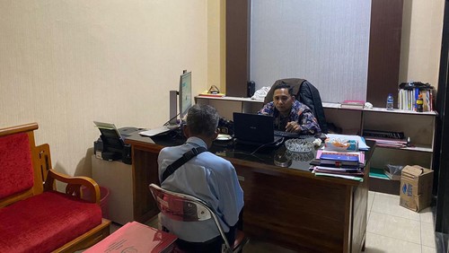 Jaksa penyidik saat memeriksa Kepsek SMAN 1 Kuanfatu sebagai tersangka korupsi dana BOS pada Senin (2/10/2023) di Kejari Timor Tengah Selatan.