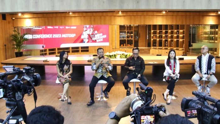 Foto udara sejumlah petugas menggunakan mobil khusus membersihkan lintasan sirkuit Pertamina Mandalika International Street Circuit di Kuta Mandalika, Praya, Lombok Tengah, NTB, Selasa (3/10/2023). Ajang balapan MotoGP 2023 seri 15 di sirkuit Mandalika dengan nama resmi Pertamina Grand Prix of Indonesia akan berlangsung pada 13-15 Oktober 2023.