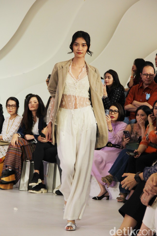 Inilah koleksi terbaru Sejauh Mata Memandang di gelaran Fashion Nation 2023. Koleksi bertajuk Rona ini merupakan kolaborasi Sejauh Mata Memandang dengan Cita Tenun Indonesia. Foto: Mohammad Abduh/detikcom.