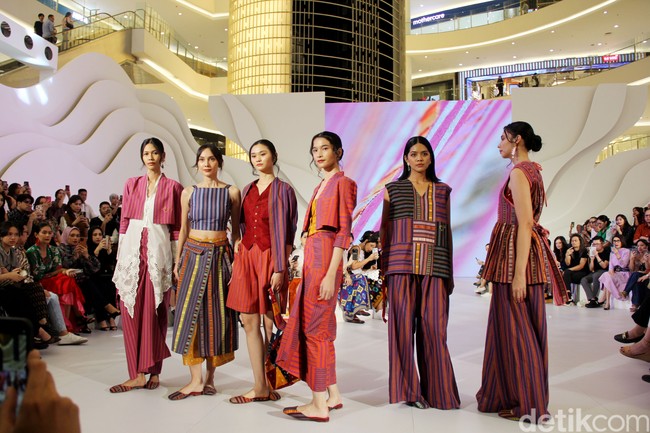 Inilah koleksi terbaru Sejauh Mata Memandang di gelaran Fashion Nation 2023. Koleksi bertajuk Rona ini merupakan kolaborasi Sejauh Mata Memandang dengan Cita Tenun Indonesia.  Foto: Mohammad Abduh/detikcom.