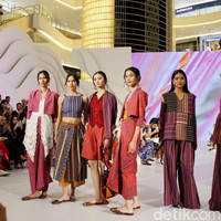Inilah koleksi terbaru Sejauh Mata Memandang di gelaran Fashion Nation 2023. Koleksi bertajuk Rona ini merupakan kolaborasi Sejauh Mata Memandang dengan Cita Tenun Indonesia.  Foto: Mohammad Abduh/detikcom.