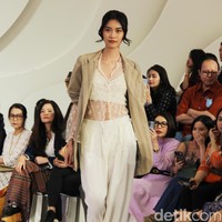 Inilah koleksi terbaru Sejauh Mata Memandang di gelaran Fashion Nation 2023. Koleksi bertajuk Rona ini merupakan kolaborasi Sejauh Mata Memandang dengan Cita Tenun Indonesia. Foto: Mohammad Abduh/detikcom.