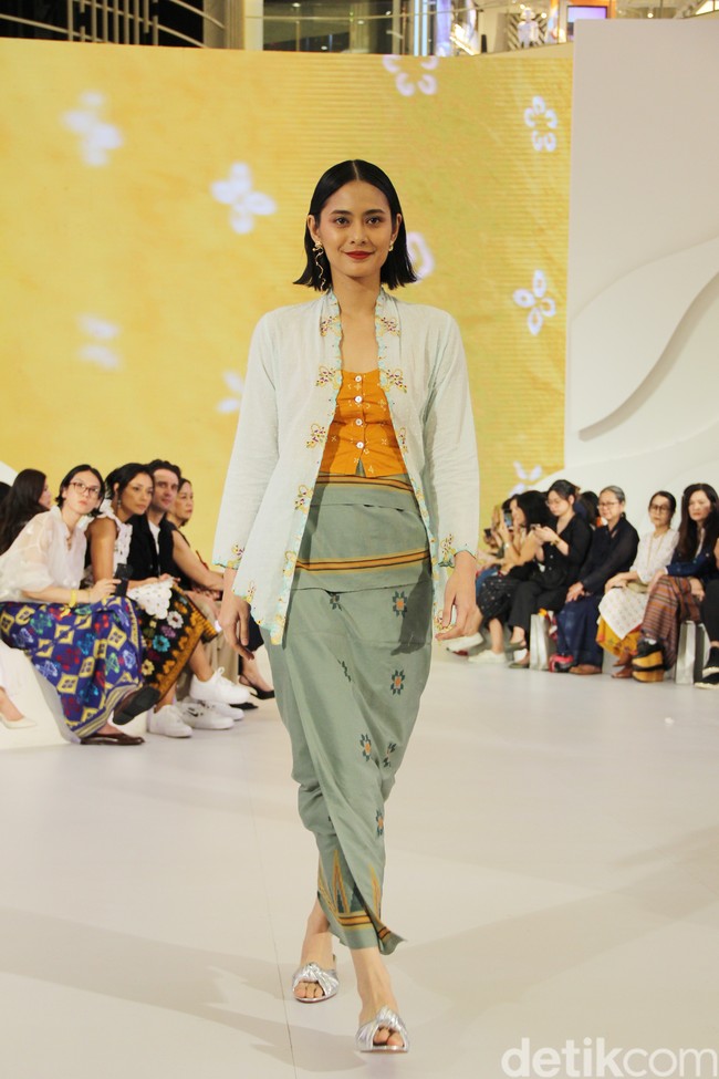 Inilah koleksi terbaru Sejauh Mata Memandang di gelaran Fashion Nation 2023. Koleksi bertajuk Rona ini merupakan kolaborasi Sejauh Mata Memandang dengan Cita Tenun Indonesia. Foto: Mohammad Abduh/detikcom.