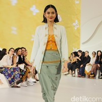 Inilah koleksi terbaru Sejauh Mata Memandang di gelaran Fashion Nation 2023. Koleksi bertajuk Rona ini merupakan kolaborasi Sejauh Mata Memandang dengan Cita Tenun Indonesia. Foto: Mohammad Abduh/detikcom.