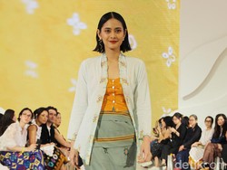 Potret 10 Koleksi Busana Sejauh Mata Memandang X Cita Tenun Indonesia