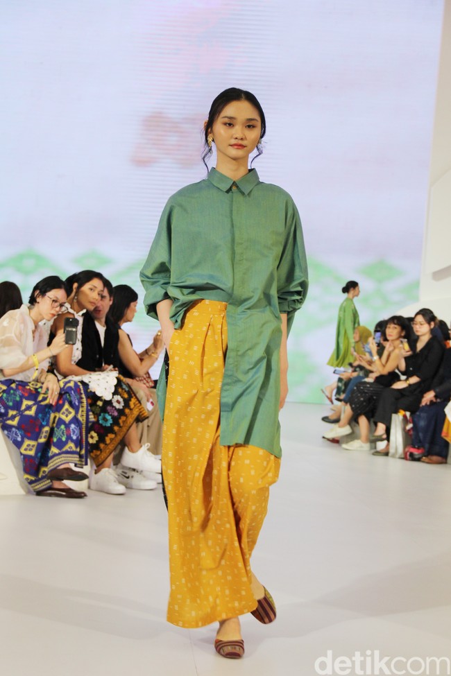 Inilah koleksi terbaru Sejauh Mata Memandang di gelaran Fashion Nation 2023. Koleksi bertajuk Rona ini merupakan kolaborasi Sejauh Mata Memandang dengan Cita Tenun Indonesia.  Foto: Mohammad Abduh/detikcom.