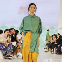 Inilah koleksi terbaru Sejauh Mata Memandang di gelaran Fashion Nation 2023. Koleksi bertajuk Rona ini merupakan kolaborasi Sejauh Mata Memandang dengan Cita Tenun Indonesia.  Foto: Mohammad Abduh/detikcom.