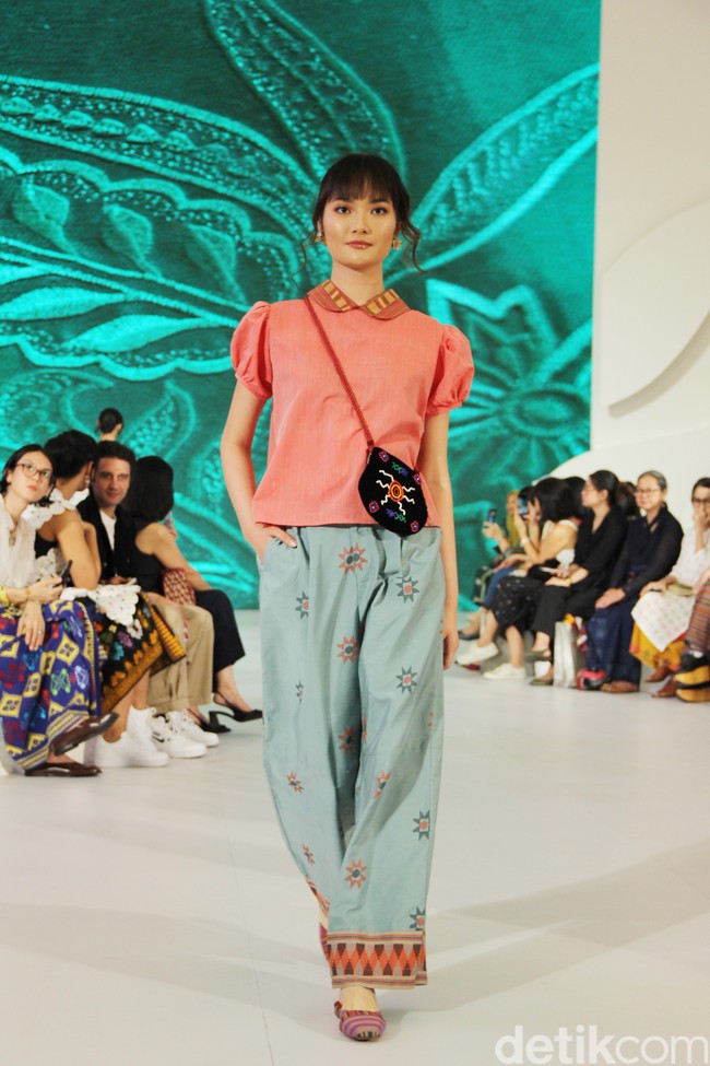 Inilah koleksi terbaru Sejauh Mata Memandang di gelaran Fashion Nation 2023. Koleksi bertajuk Rona ini merupakan kolaborasi Sejauh Mata Memandang dengan Cita Tenun Indonesia. Foto: Mohammad Abduh/detikcom.