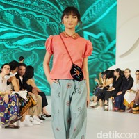 Inilah koleksi terbaru Sejauh Mata Memandang di gelaran Fashion Nation 2023. Koleksi bertajuk Rona ini merupakan kolaborasi Sejauh Mata Memandang dengan Cita Tenun Indonesia. Foto: Mohammad Abduh/detikcom.