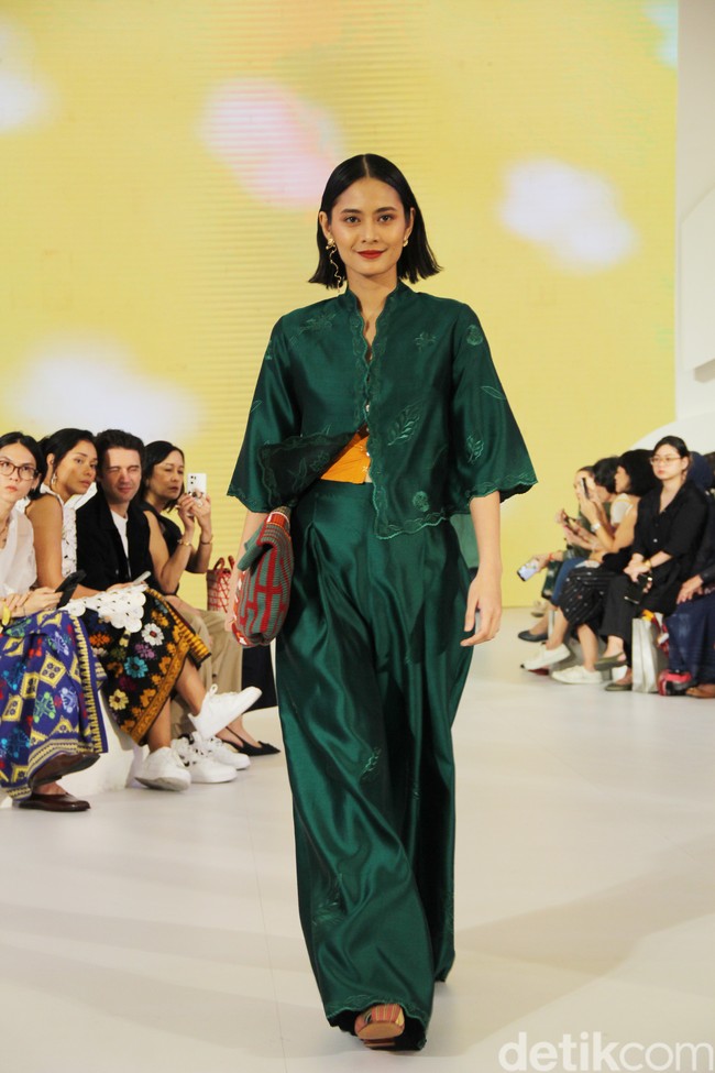 Inilah koleksi terbaru Sejauh Mata Memandang di gelaran Fashion Nation 2023. Koleksi bertajuk Rona ini merupakan kolaborasi Sejauh Mata Memandang dengan Cita Tenun Indonesia.  Foto: Mohammad Abduh/detikcom.