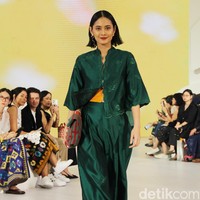 Inilah koleksi terbaru Sejauh Mata Memandang di gelaran Fashion Nation 2023. Koleksi bertajuk Rona ini merupakan kolaborasi Sejauh Mata Memandang dengan Cita Tenun Indonesia.  Foto: Mohammad Abduh/detikcom.