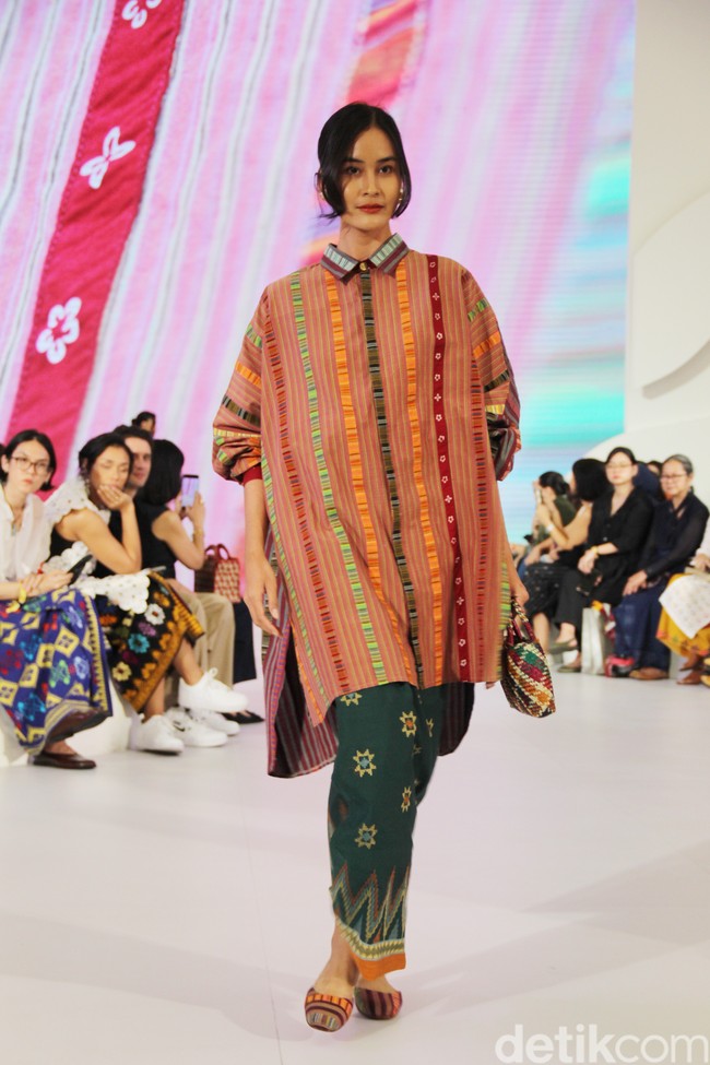 Inilah koleksi terbaru Sejauh Mata Memandang di gelaran Fashion Nation 2023. Koleksi bertajuk Rona ini merupakan kolaborasi Sejauh Mata Memandang dengan Cita Tenun Indonesia.  Foto: Mohammad Abduh/detikcom.