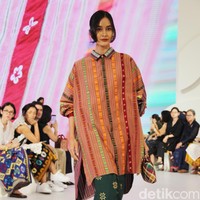 Inilah koleksi terbaru Sejauh Mata Memandang di gelaran Fashion Nation 2023. Koleksi bertajuk Rona ini merupakan kolaborasi Sejauh Mata Memandang dengan Cita Tenun Indonesia.  Foto: Mohammad Abduh/detikcom.