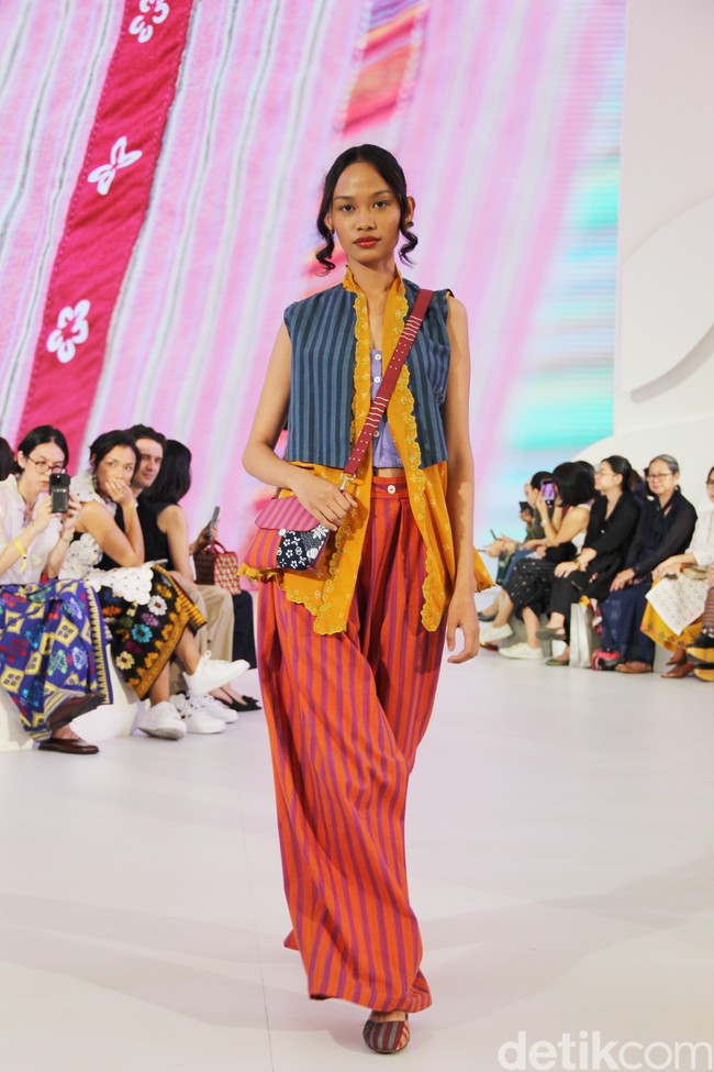 Inilah koleksi terbaru Sejauh Mata Memandang di gelaran Fashion Nation 2023. Koleksi bertajuk Rona ini merupakan kolaborasi Sejauh Mata Memandang dengan Cita Tenun Indonesia.  Foto: Mohammad Abduh/detikcom.