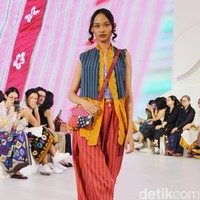 Inilah koleksi terbaru Sejauh Mata Memandang di gelaran Fashion Nation 2023. Koleksi bertajuk Rona ini merupakan kolaborasi Sejauh Mata Memandang dengan Cita Tenun Indonesia.  Foto: Mohammad Abduh/detikcom.