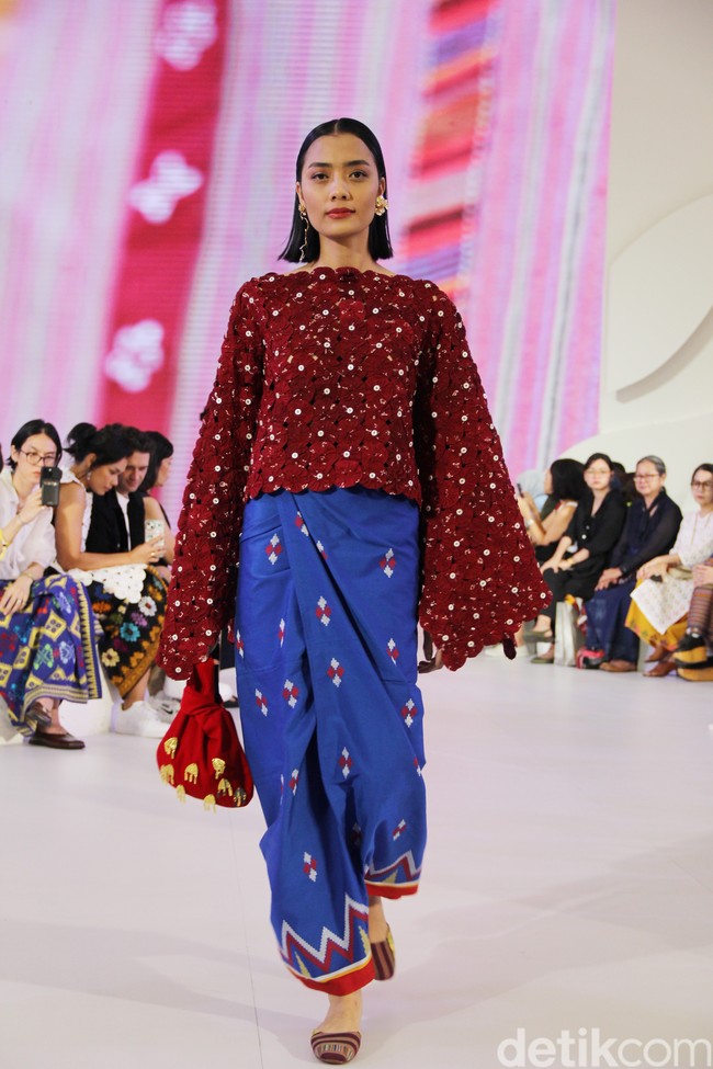 Inilah koleksi terbaru Sejauh Mata Memandang di gelaran Fashion Nation 2023. Koleksi bertajuk Rona ini merupakan kolaborasi Sejauh Mata Memandang dengan Cita Tenun Indonesia. Foto: Mohammad Abduh/detikcom.