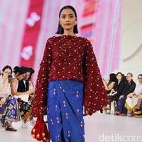 Inilah koleksi terbaru Sejauh Mata Memandang di gelaran Fashion Nation 2023. Koleksi bertajuk Rona ini merupakan kolaborasi Sejauh Mata Memandang dengan Cita Tenun Indonesia. Foto: Mohammad Abduh/detikcom.