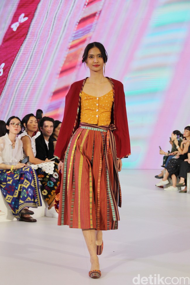 Inilah koleksi terbaru Sejauh Mata Memandang di gelaran Fashion Nation 2023. Koleksi bertajuk Rona ini merupakan kolaborasi Sejauh Mata Memandang dengan Cita Tenun Indonesia.  Foto: Mohammad Abduh/detikcom.
