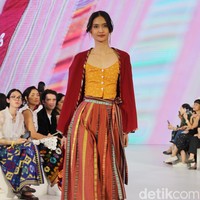 Inilah koleksi terbaru Sejauh Mata Memandang di gelaran Fashion Nation 2023. Koleksi bertajuk Rona ini merupakan kolaborasi Sejauh Mata Memandang dengan Cita Tenun Indonesia.  Foto: Mohammad Abduh/detikcom.