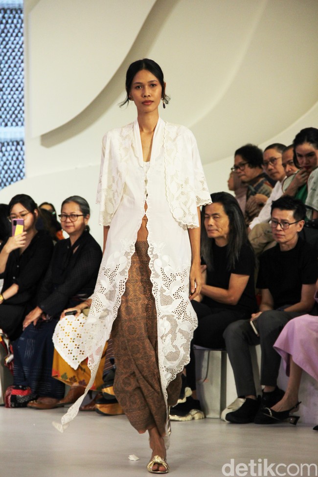 Inilah koleksi terbaru Sejauh Mata Memandang di gelaran Fashion Nation 2023. Koleksi bertajuk Rona ini merupakan kolaborasi Sejauh Mata Memandang dengan Cita Tenun Indonesia.  Foto: Mohammad Abduh/detikcom.