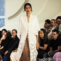 Inilah koleksi terbaru Sejauh Mata Memandang di gelaran Fashion Nation 2023. Koleksi bertajuk Rona ini merupakan kolaborasi Sejauh Mata Memandang dengan Cita Tenun Indonesia.  Foto: Mohammad Abduh/detikcom.